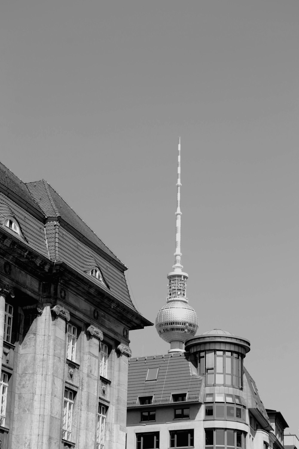 Photo en niveaux de gris d’un bâtiment en béton