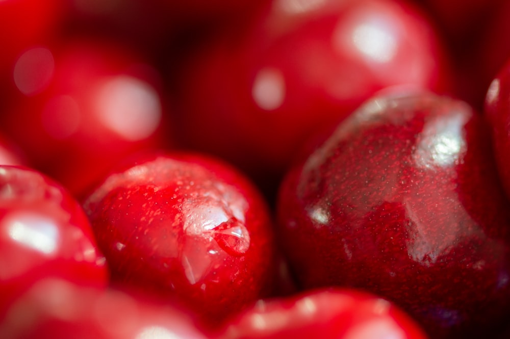 クローズアップ写真の赤い丸い果物