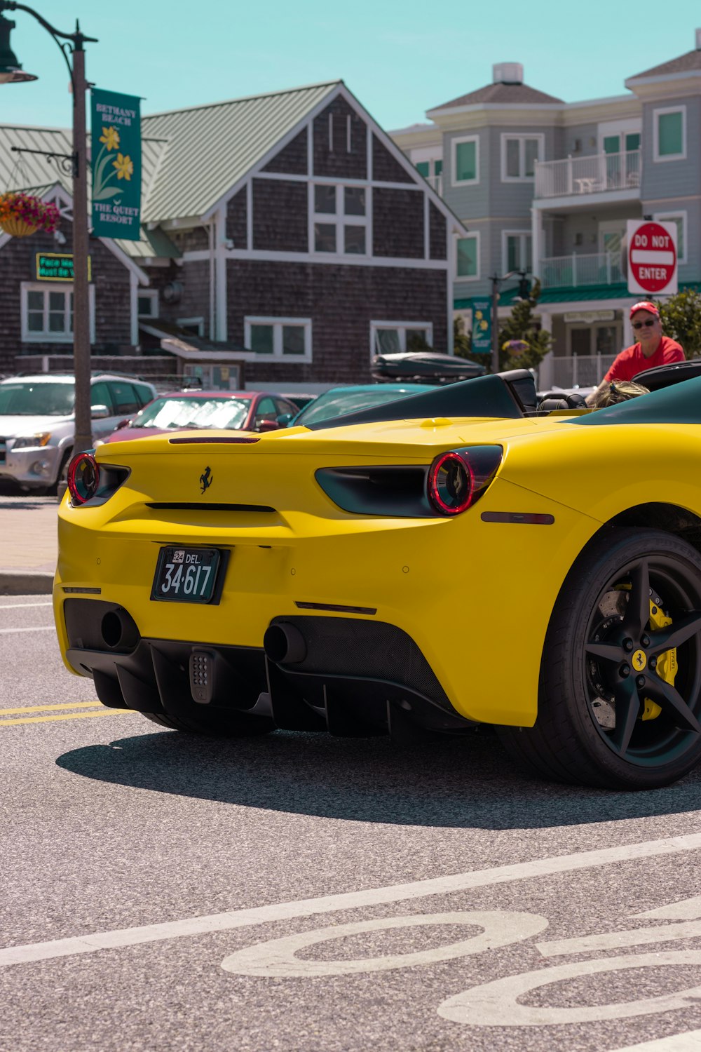 Auto sportiva gialla Ferrari su strada durante il giorno