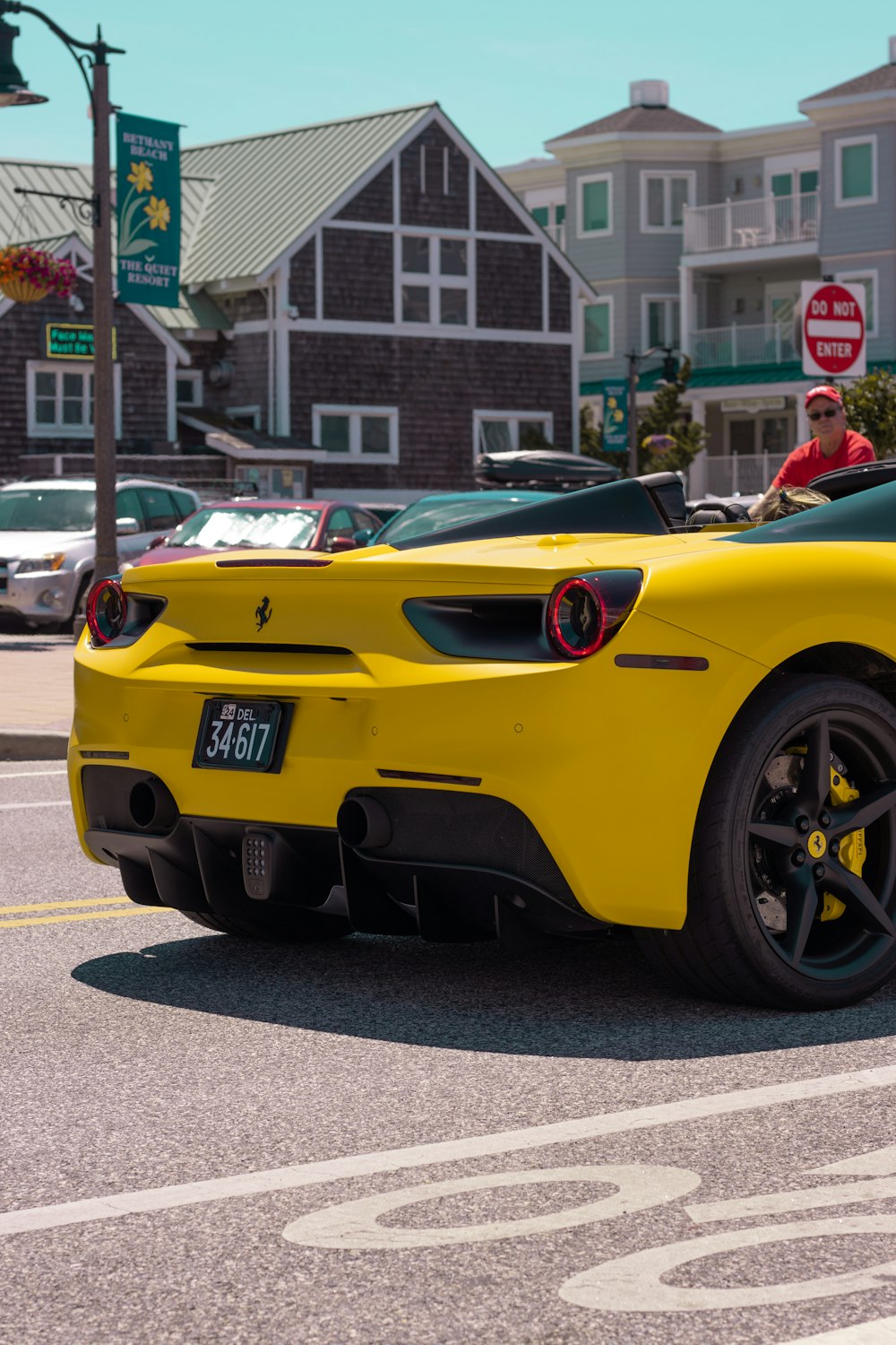 carro esportivo amarelo ferrari na estrada durante o dia