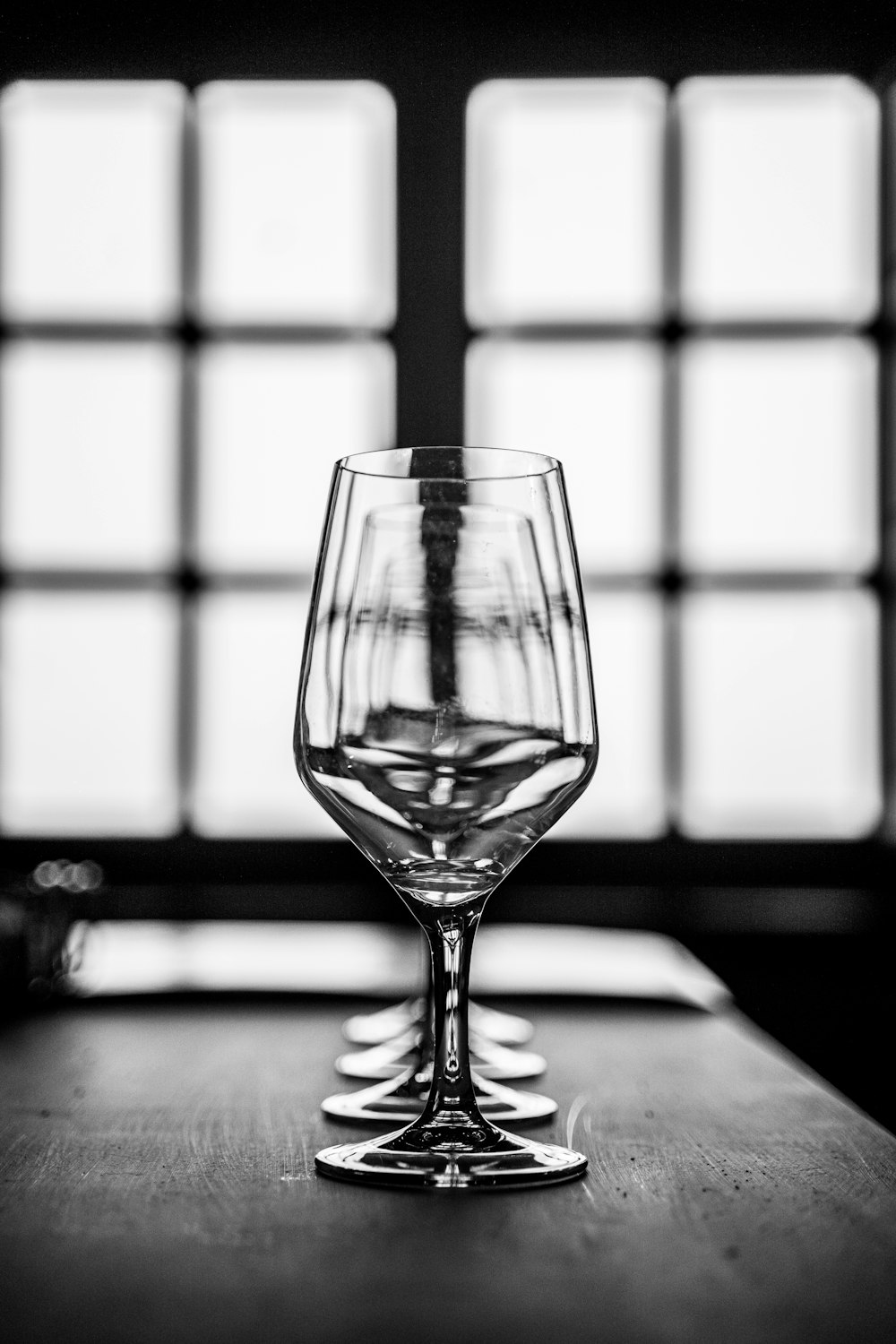 verre à vin transparent sur la table