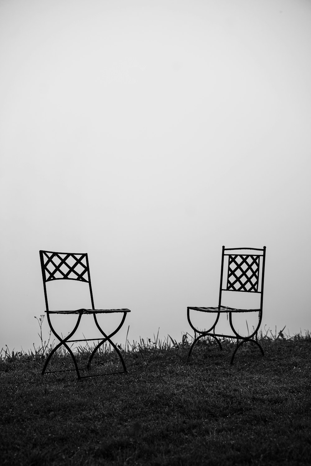 緑の芝生のフィールドに黒と白の折りたたみ椅子