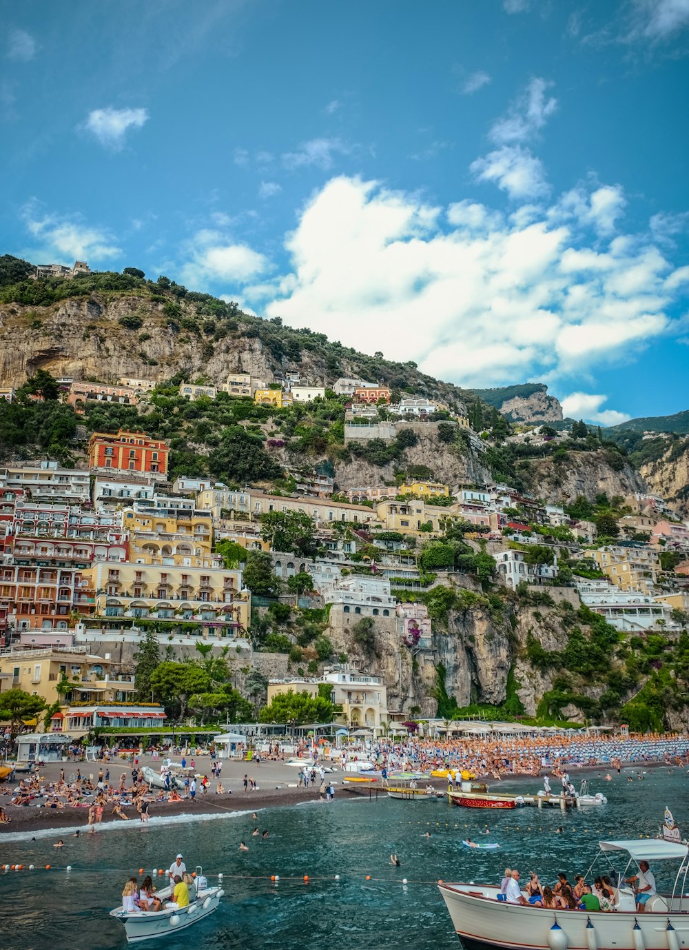 edifici della città vicino allo specchio d'acqua sotto il cielo blu durante il giorno