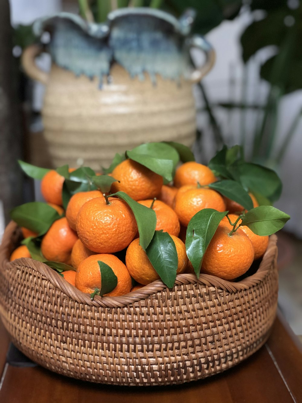 Frutos anaranjados en canasta tejida marrón