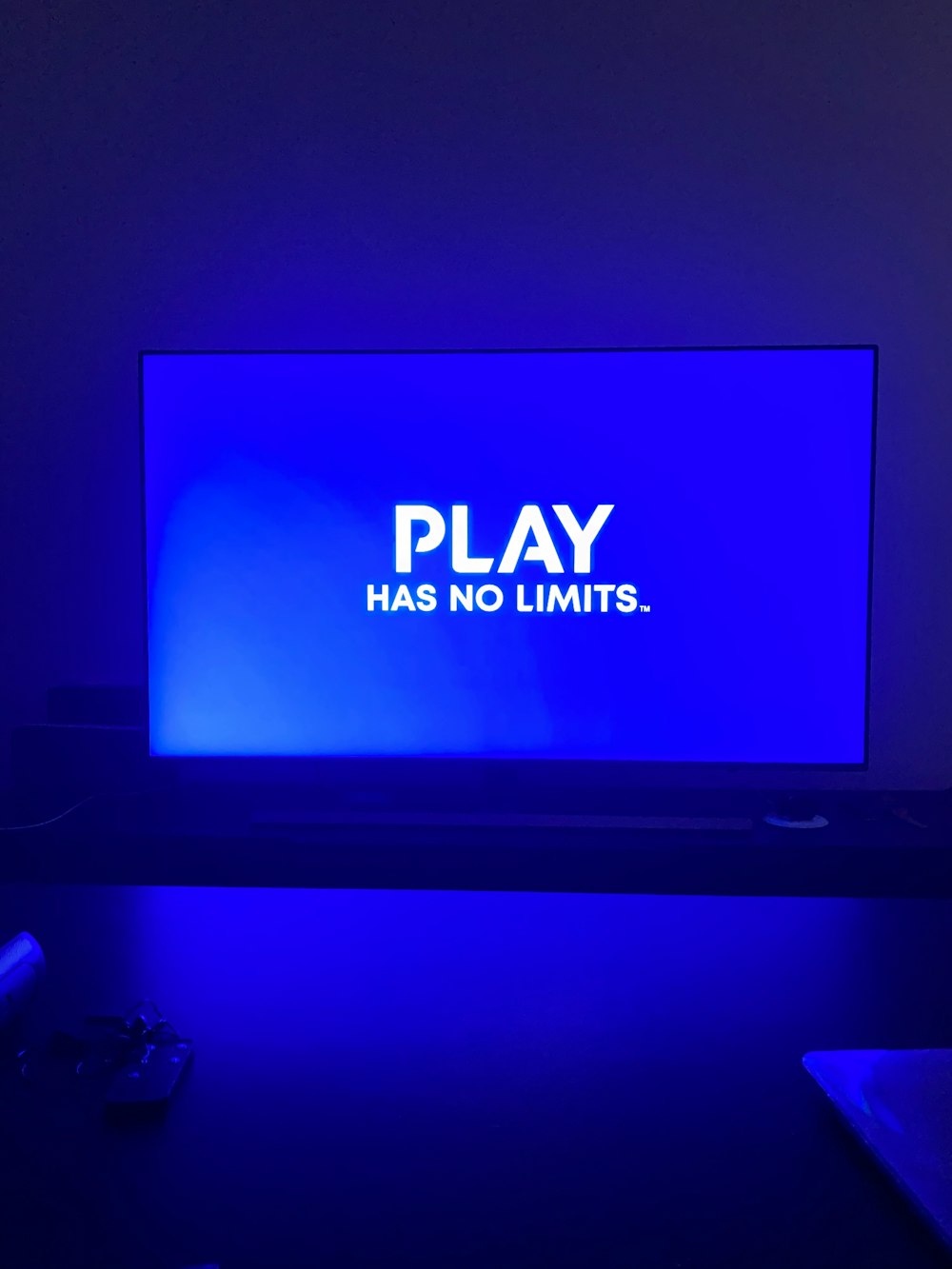 black flat screen tv turned on displaying no signal