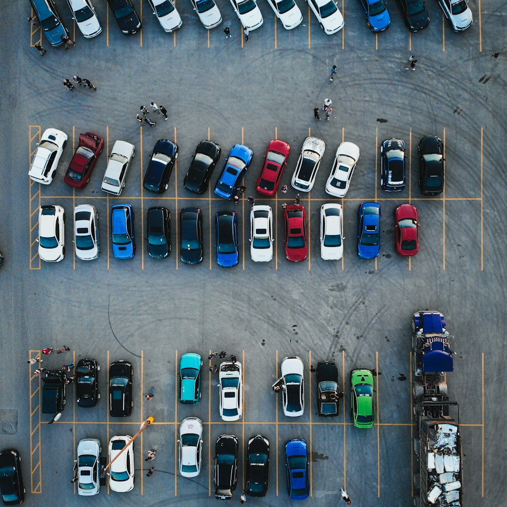 Coches aparcados en el aparcamiento durante el día