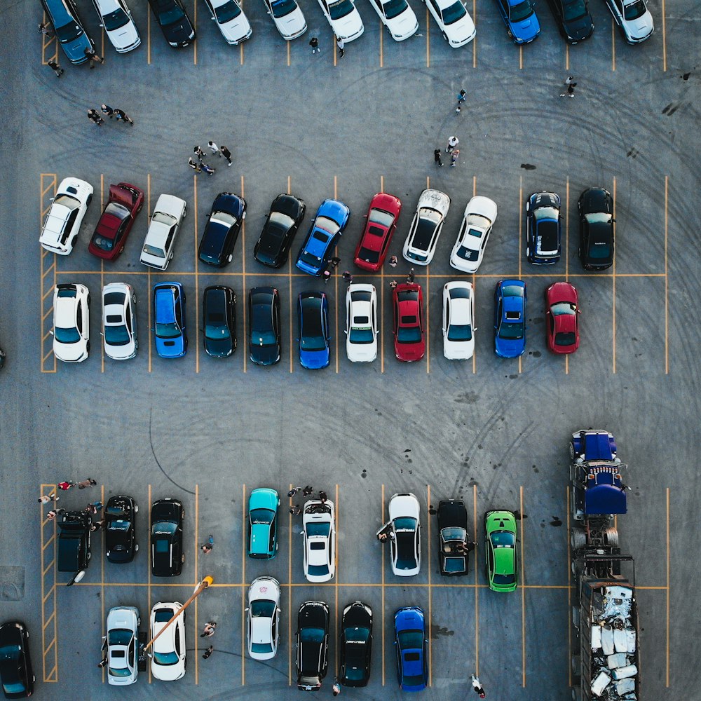 carros estacionados no estacionamento durante o dia