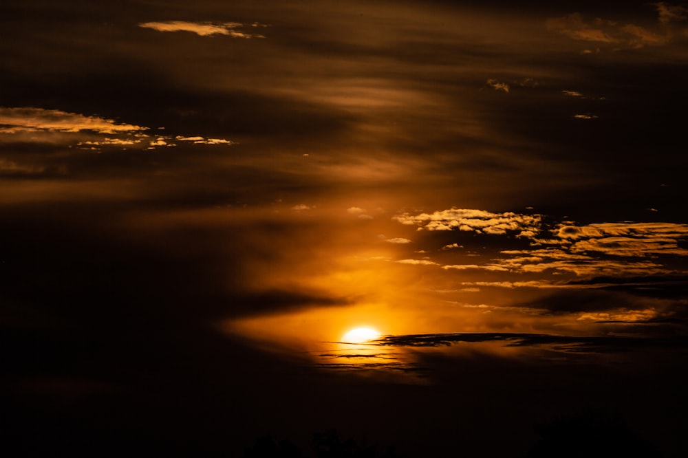 silhouette de nuages au coucher du soleil