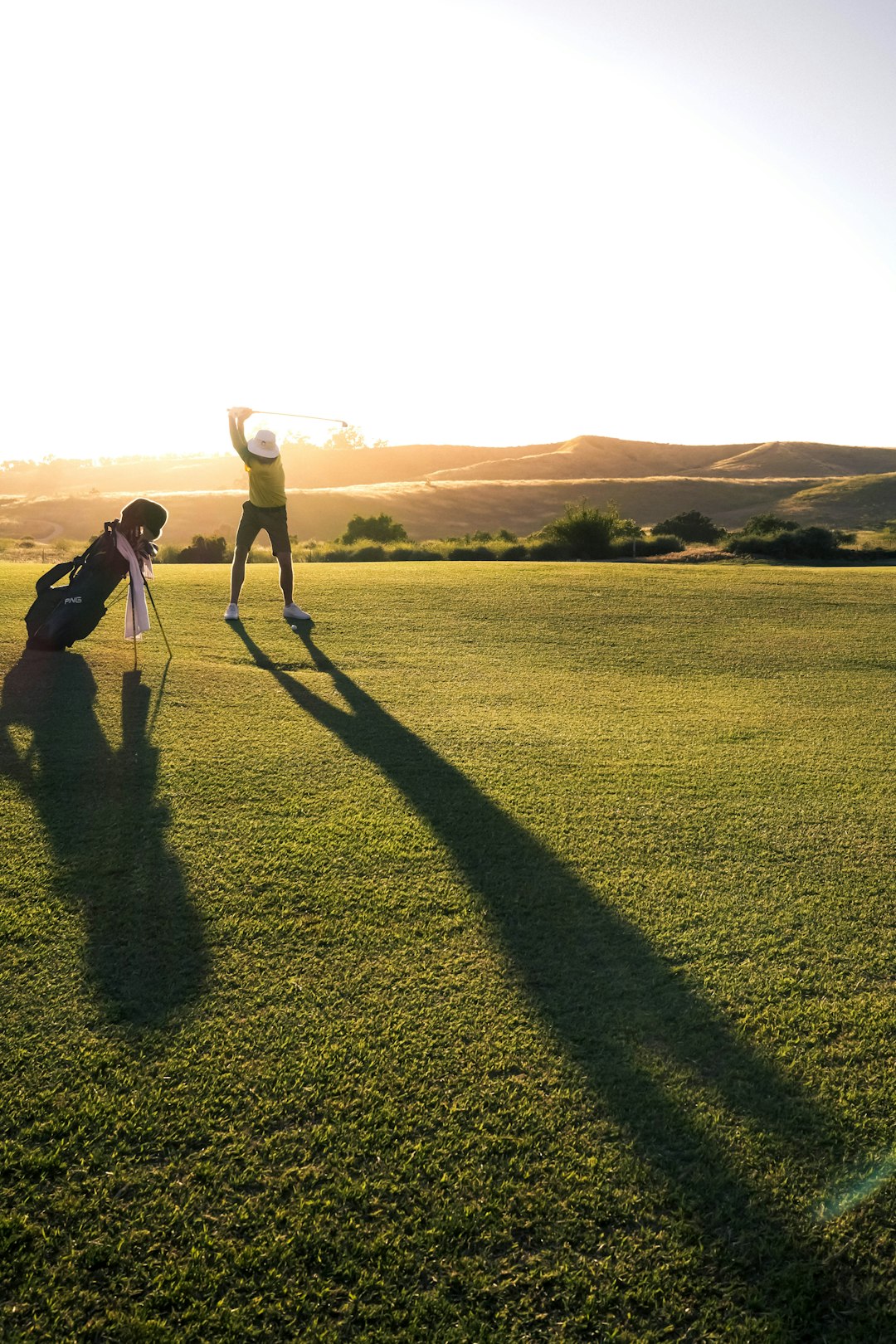 Golfeur à Estepona, jouant en fin de journée quand le soleil est bas.