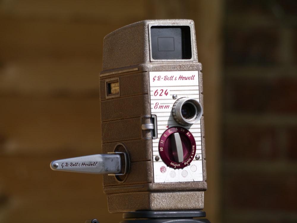 Braune und silberne Kamera auf braunem Holztisch