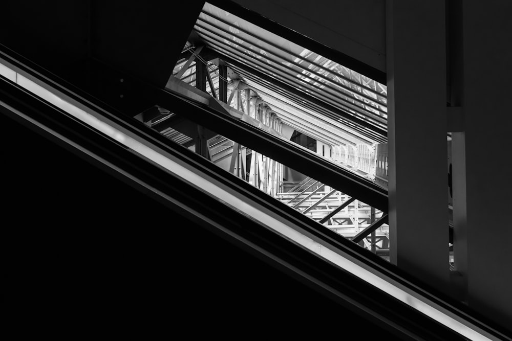 Photo en niveaux de gris d’une fenêtre en verre