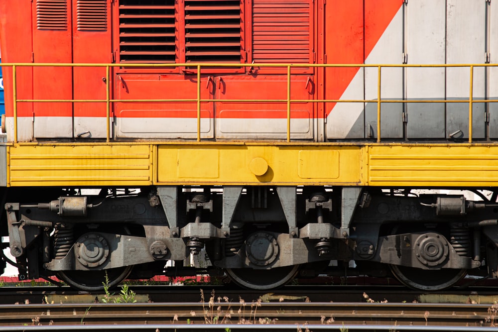 tren rojo, amarillo y negro