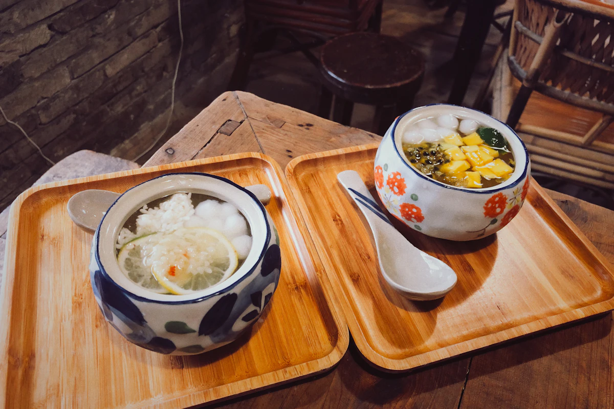Thưởng thức bát Tteokguk ấm áp cùng kimchi cay giòn