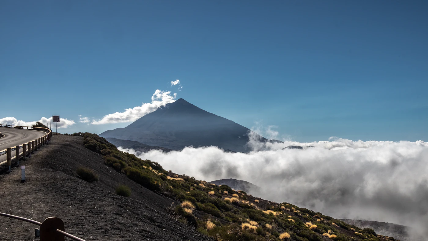 Der Vulkan Teide über den Wolken auf Teneriffa
