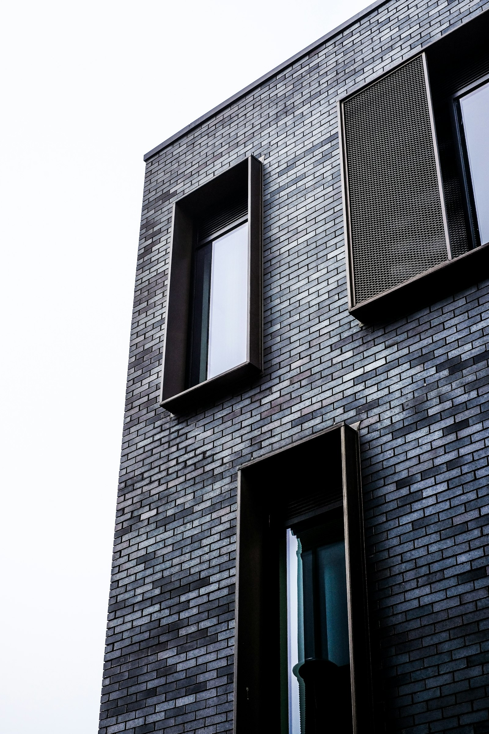 Fujifilm X-E3 + Fujifilm XF 35mm F1.4 R sample photo. Brown brick building with photography