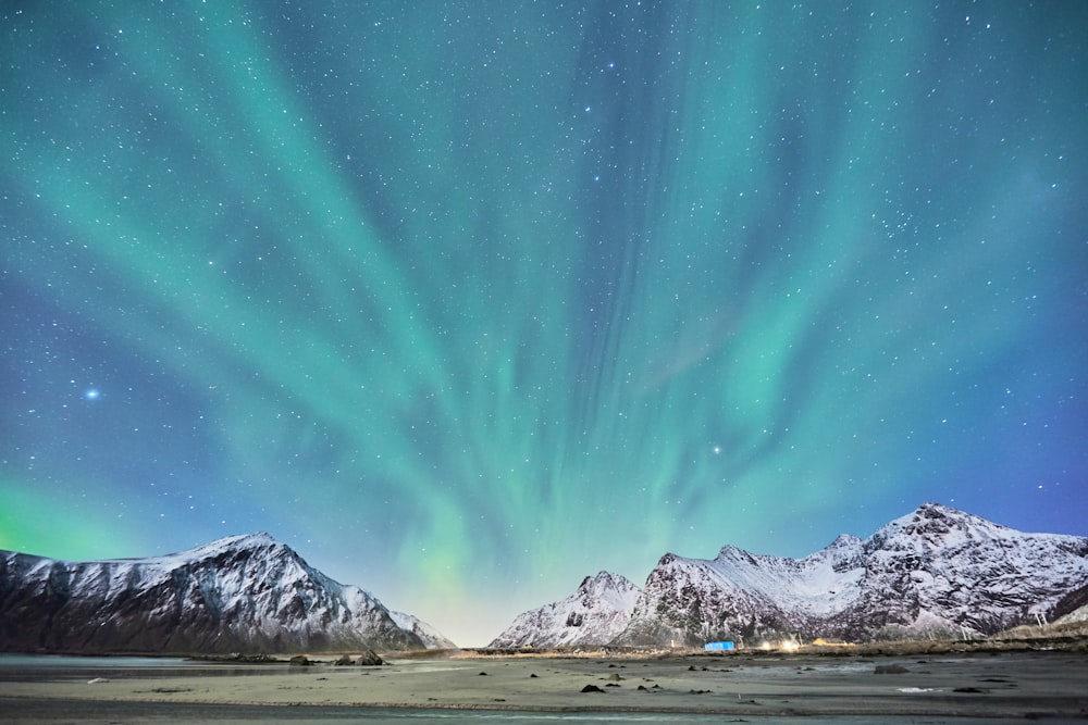 montanha coberta de neve sob o céu azul