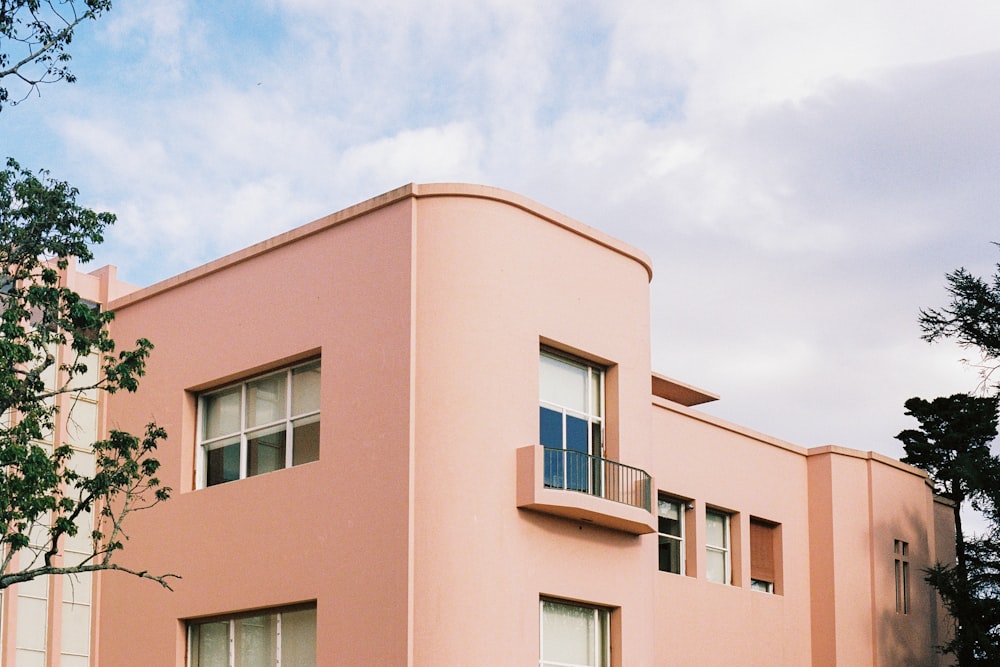 Edificio de hormigón marrón bajo el cielo azul durante el día