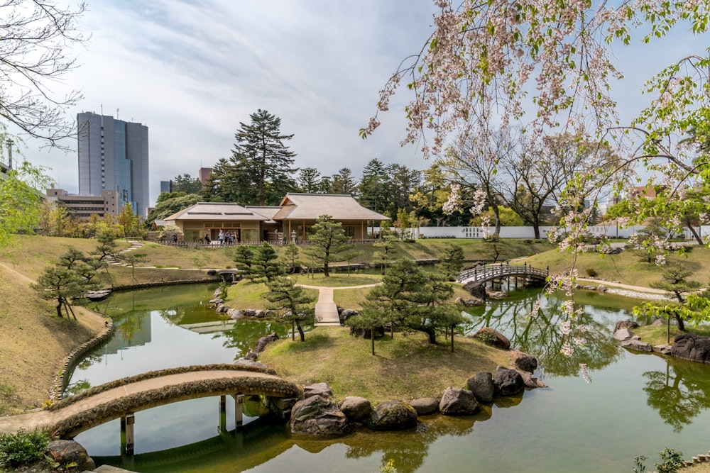 Casa de concreto marrón y blanco cerca del río durante el día