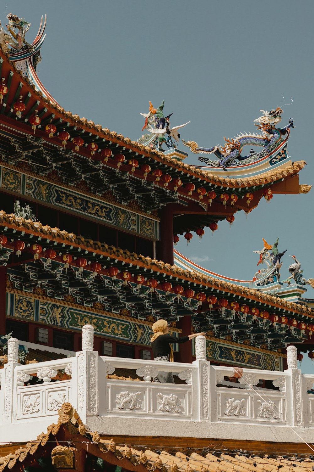 templo marrom e branco sob o céu azul durante o dia