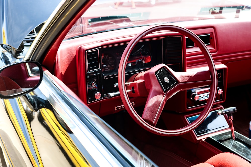 Interior del coche rojo y amarillo