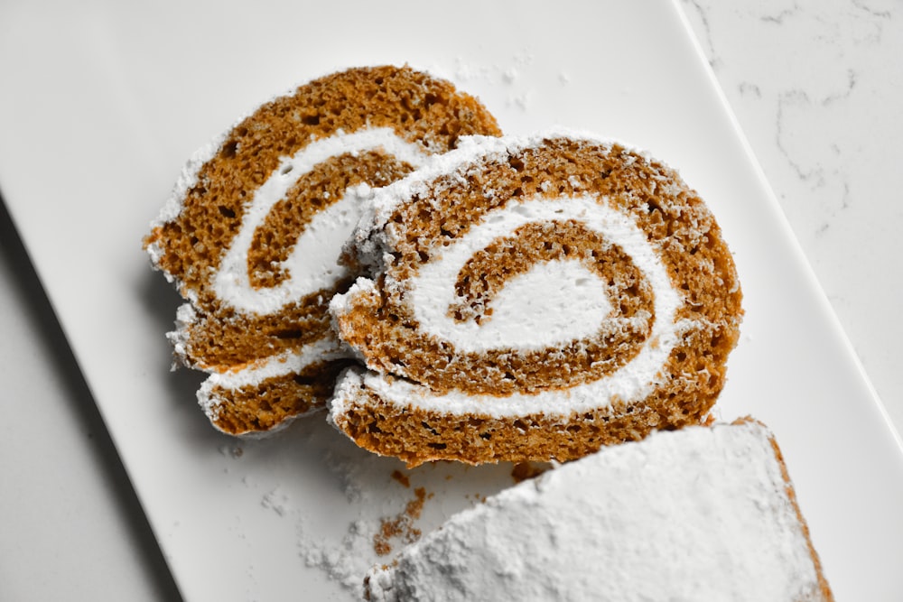 Pâte ronde brune et blanche sur assiette en céramique blanche