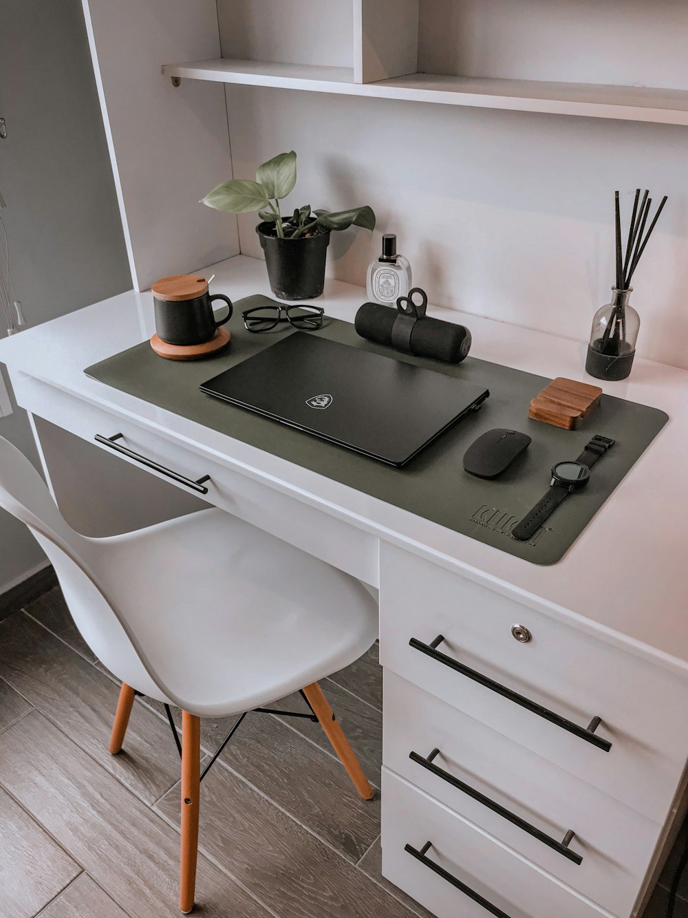 Armoire de cuisine en bois noir et blanc