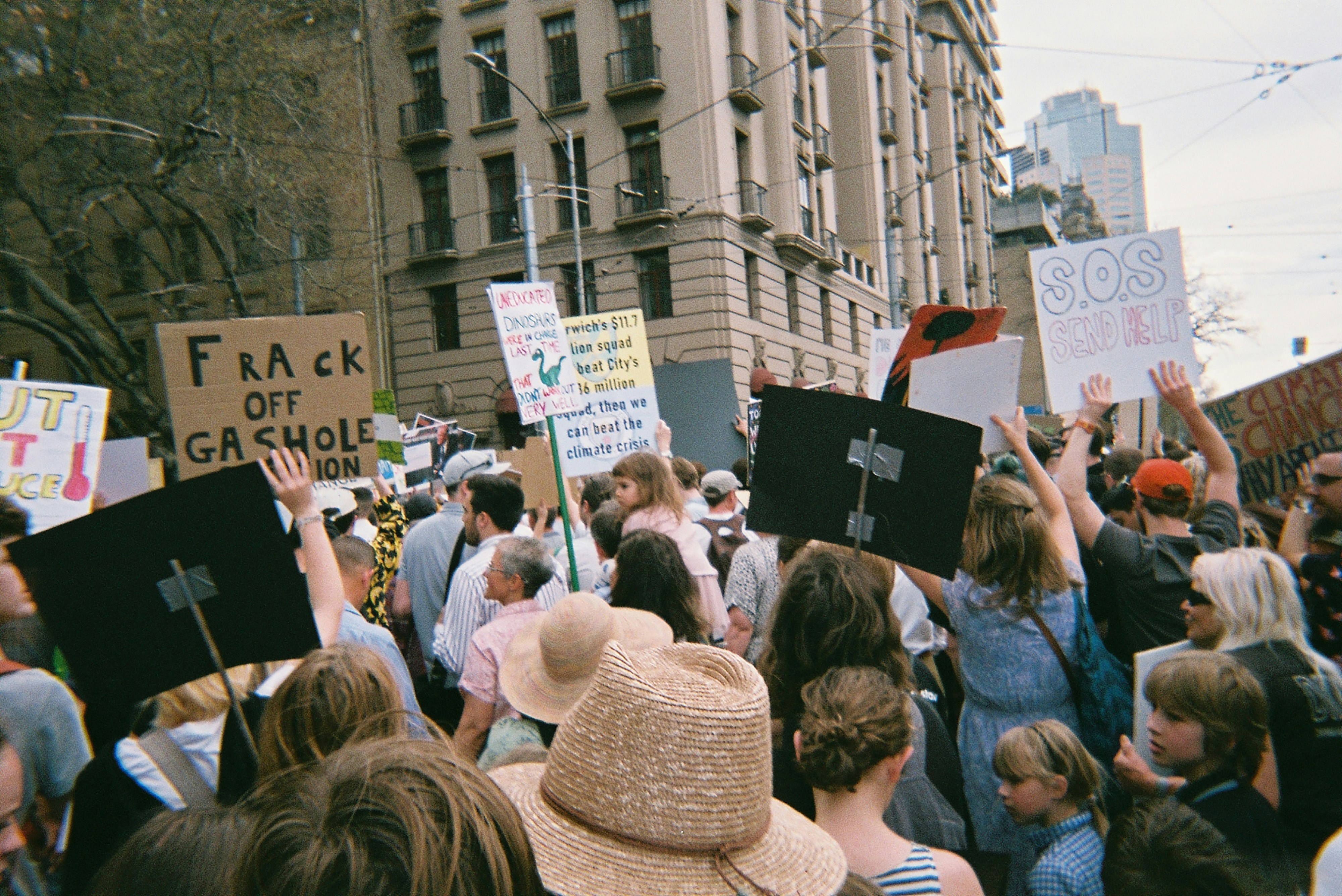 Menschen, die tagsüber blau-weiße Banner halten