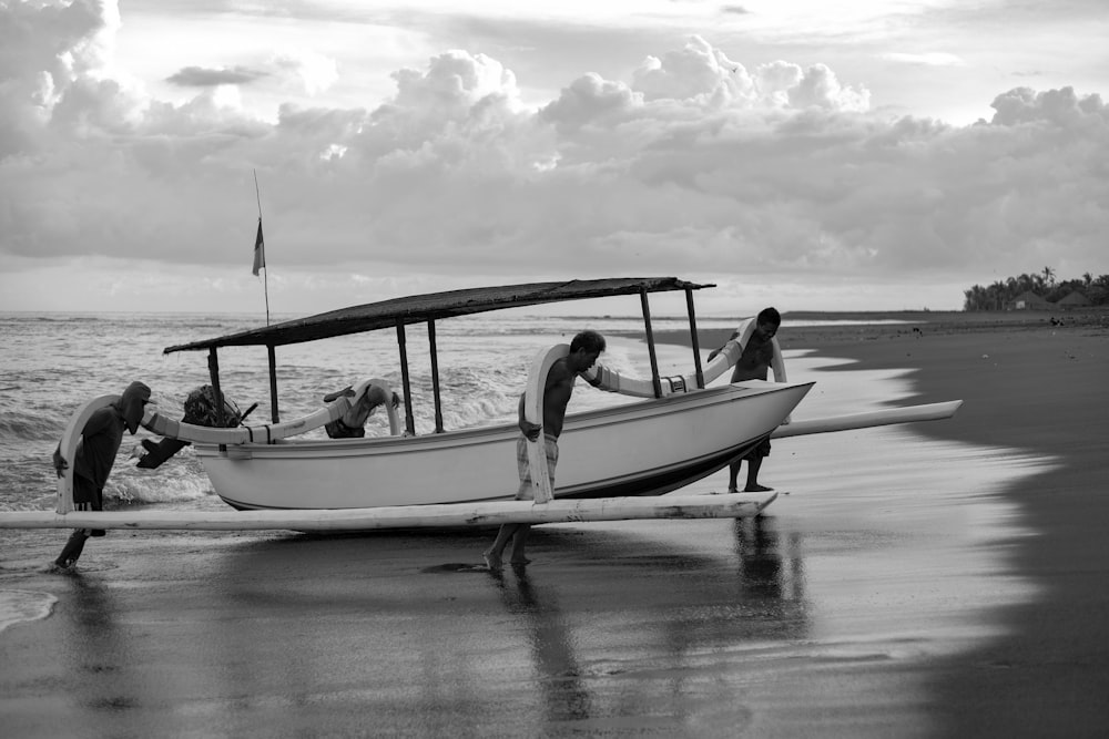 Foto en escala de grises de 2 personas montando en barco sobre el agua