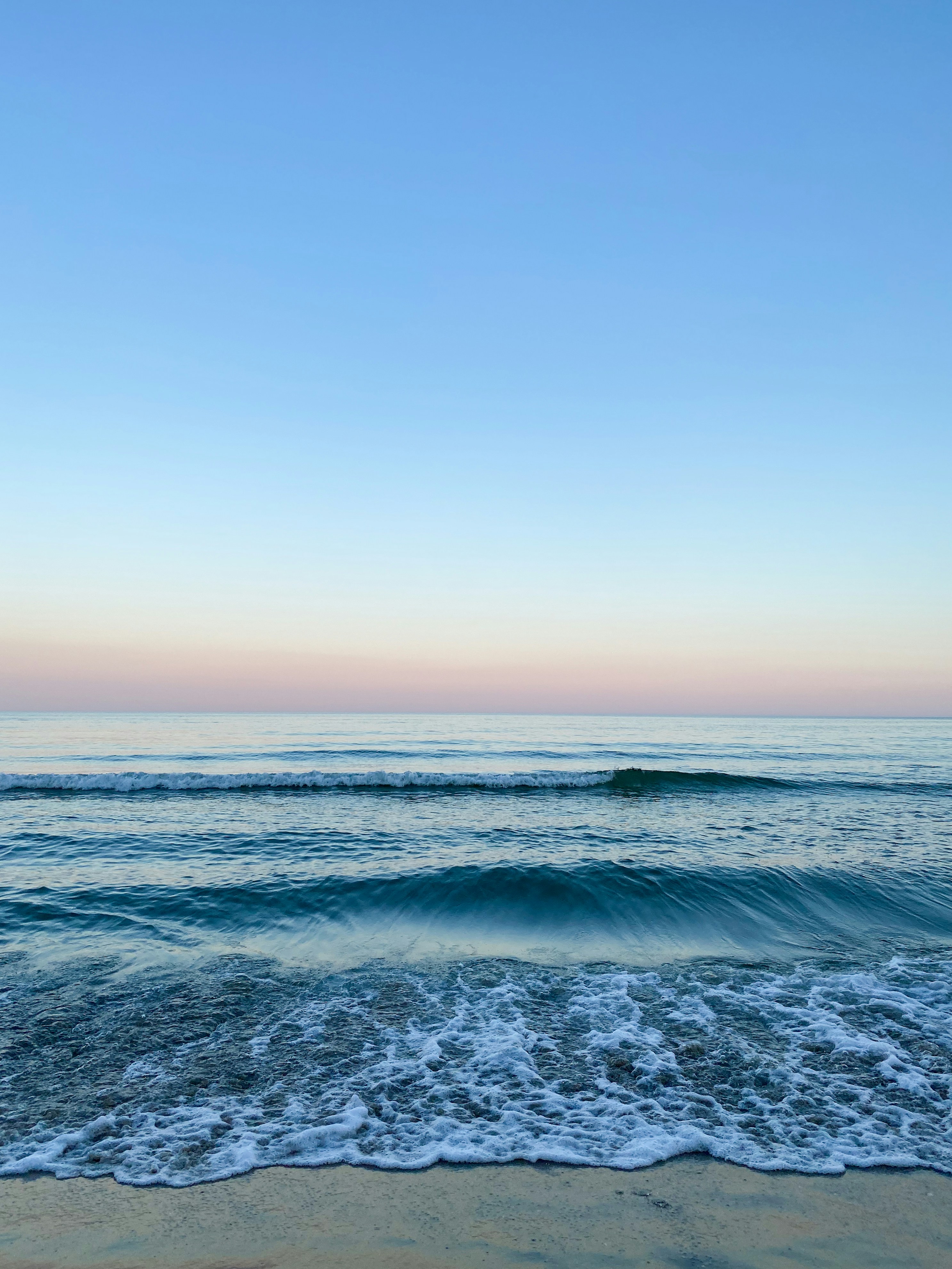 昼間の青空の下の海の波の写真 Unsplashで見つける壁紙の無料写真