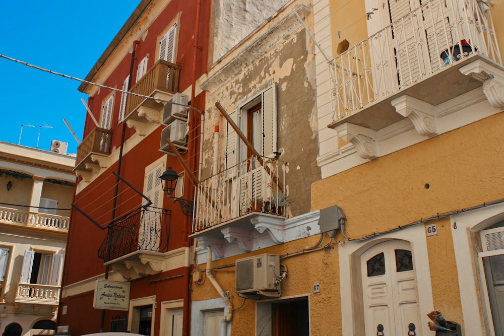 edificio in cemento marrone durante il giorno