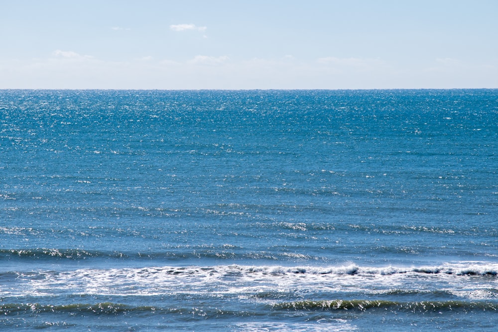 mare blu sotto cielo blu durante il giorno