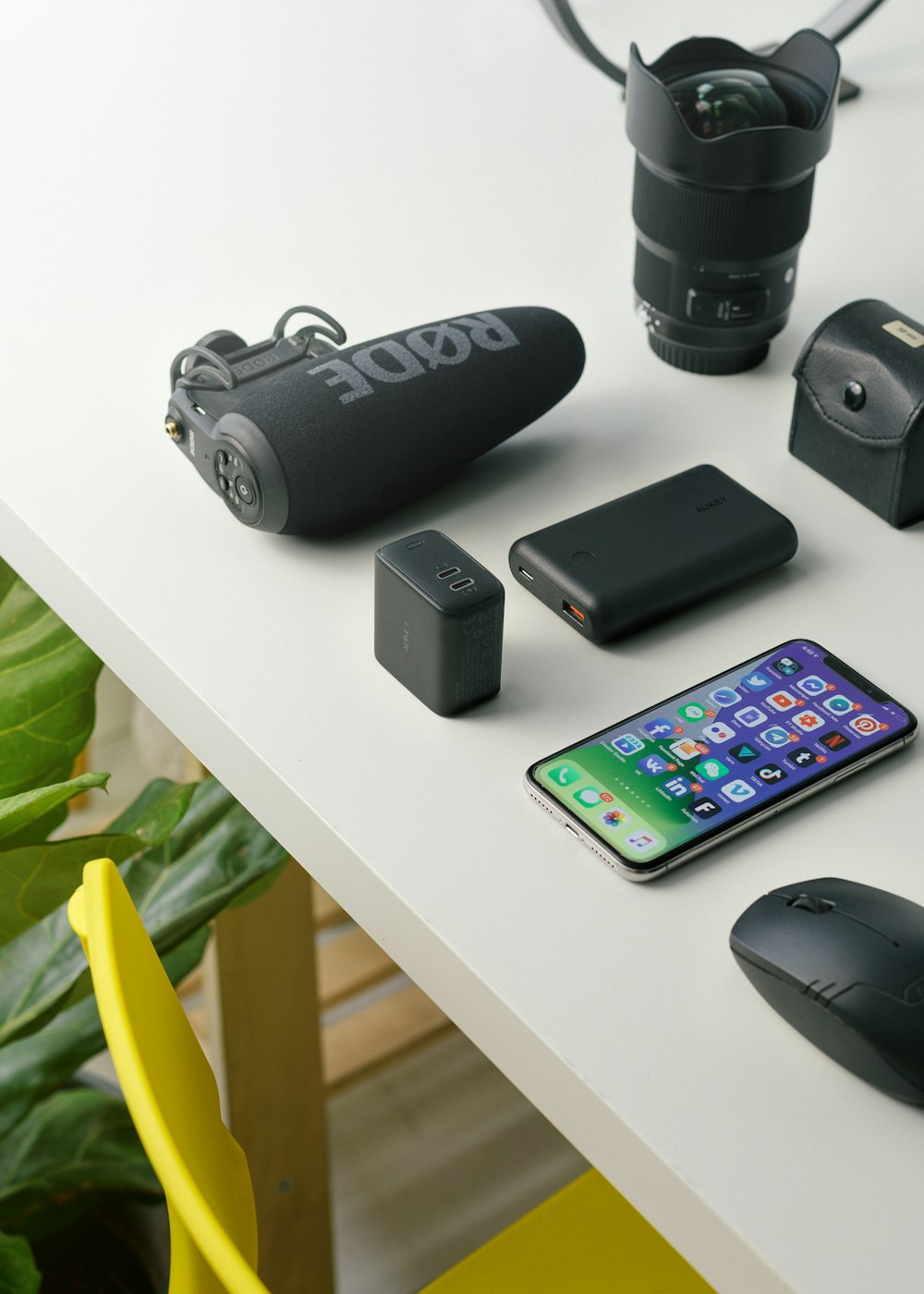 Mouse inalámbrico Logitech negro y gris junto al teléfono inteligente Samsung Android negro
