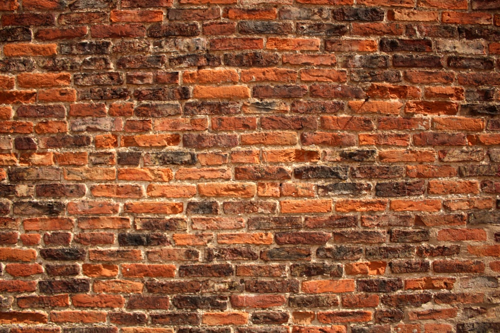 Mur de briques brunes et noires