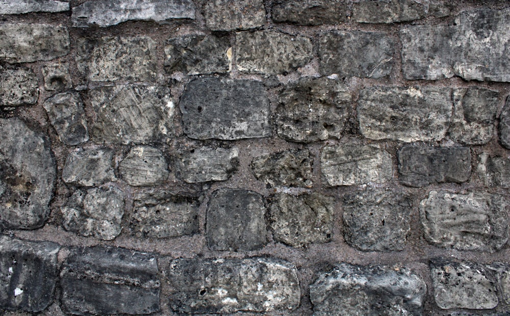Mur de briques grises et noires