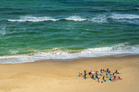 Clase de yoga en la playa en A Mariña