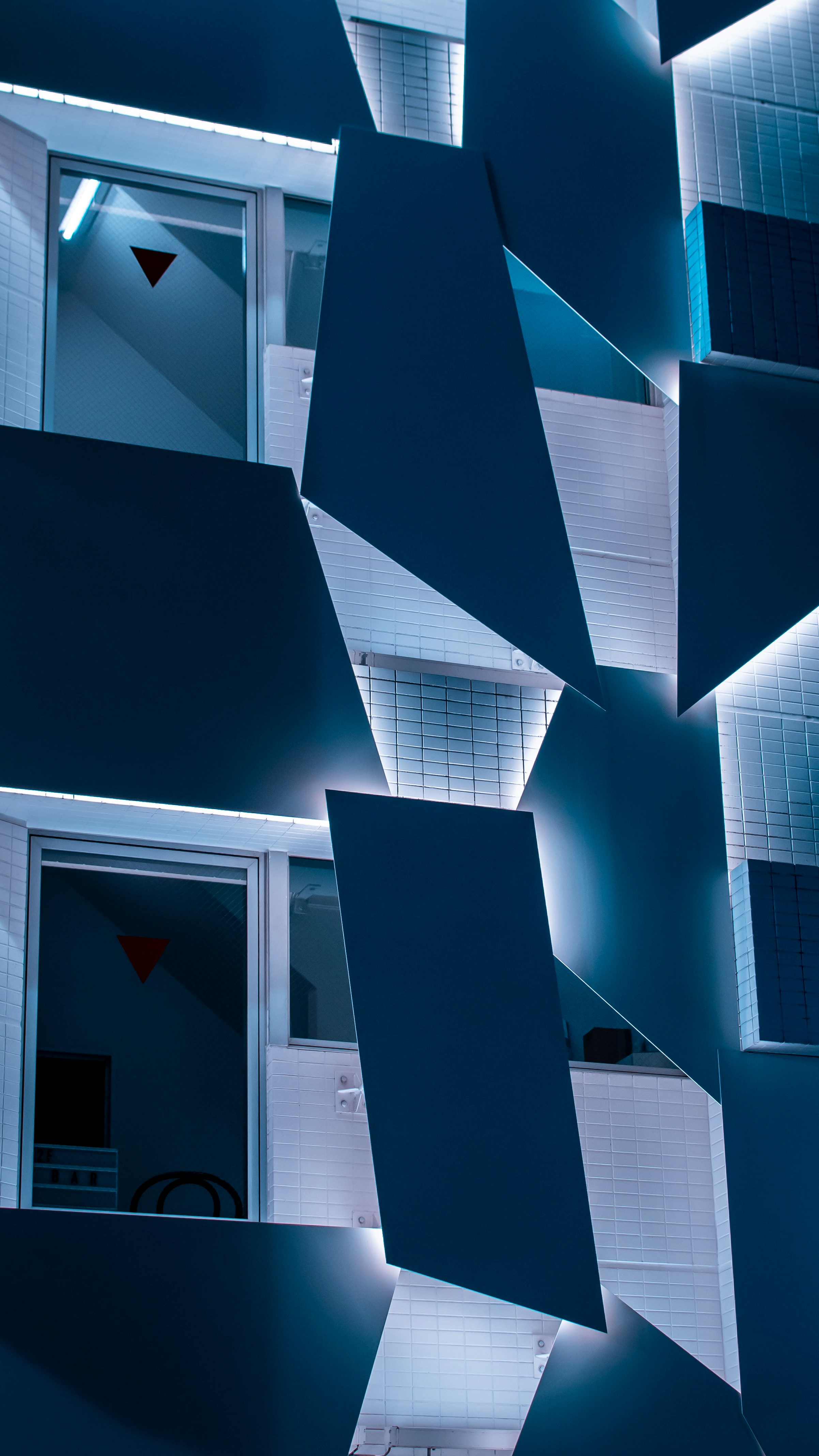 edifício de concreto branco durante o dia