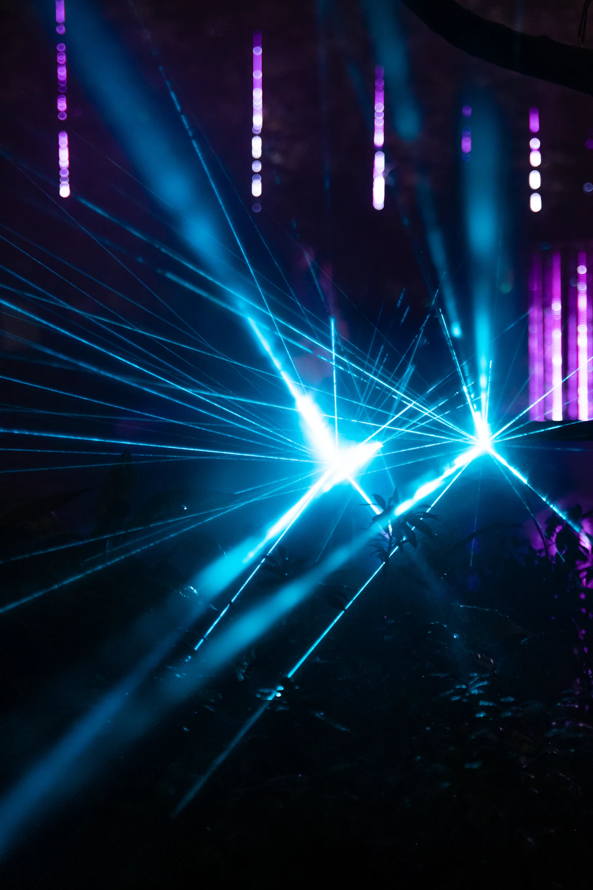 Arena laser tag z zielono-fioletowymi laserami