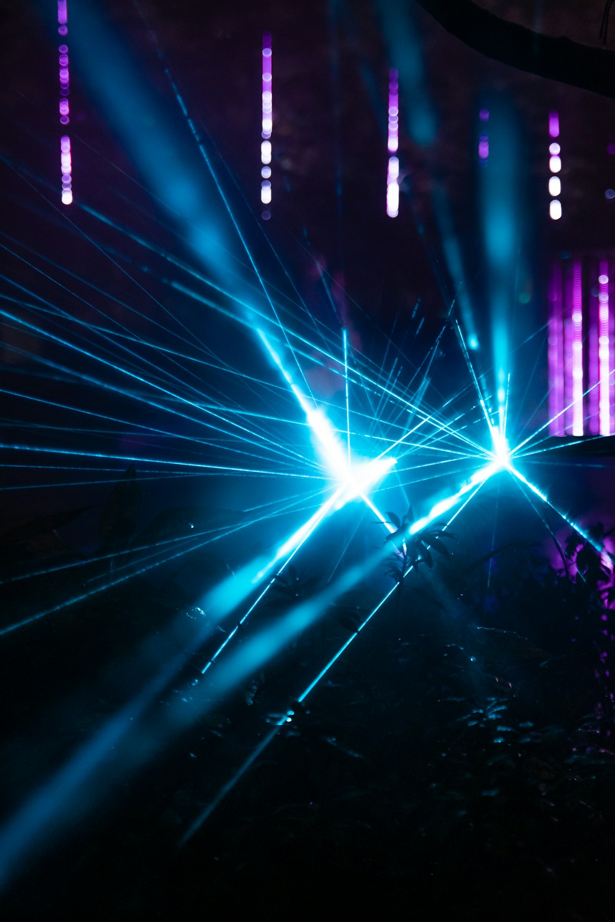 Lumières bleues et violettes dans une salle sombre, ambiance de laser game
