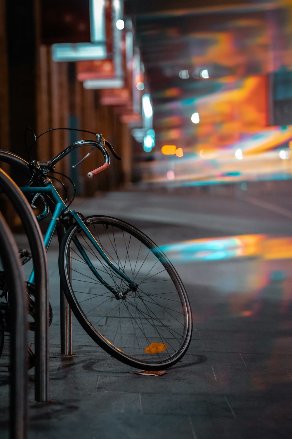 bicicleta preta na estrada durante a noite