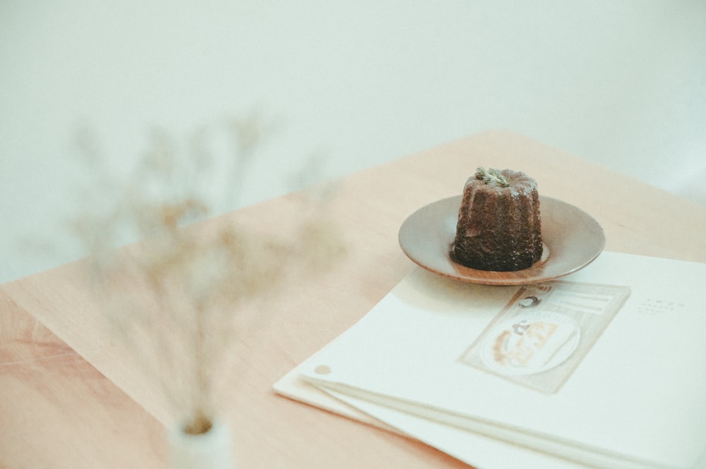 Tarta de chocolate marrón en plato de cerámica blanca