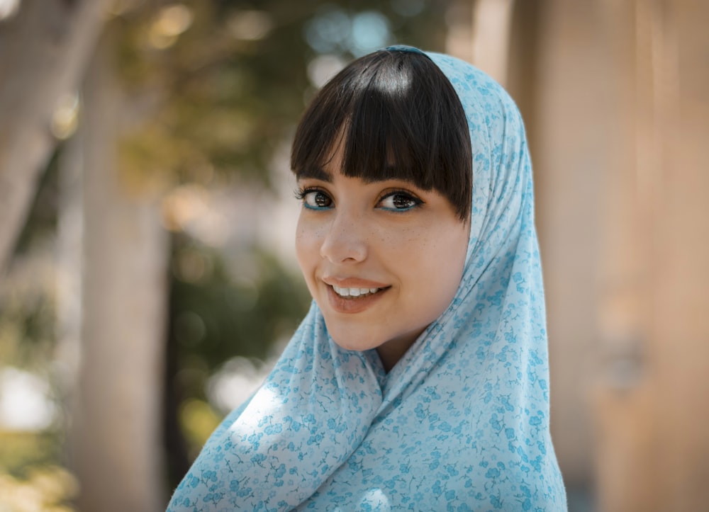 Femme en hijab floral bleu et blanc