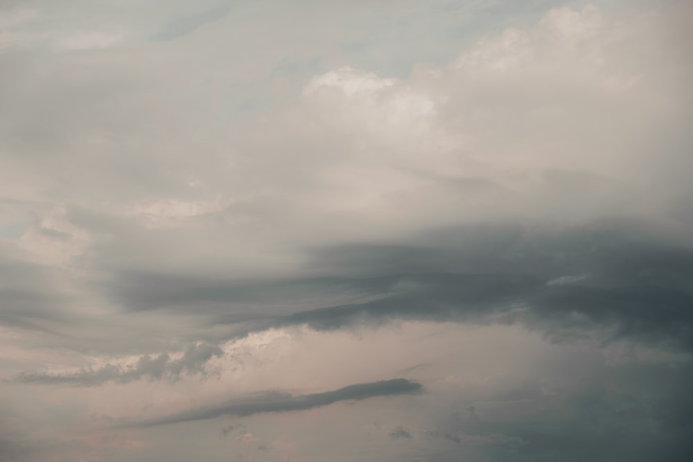 Weiße Wolken und blauer Himmel tagsüber