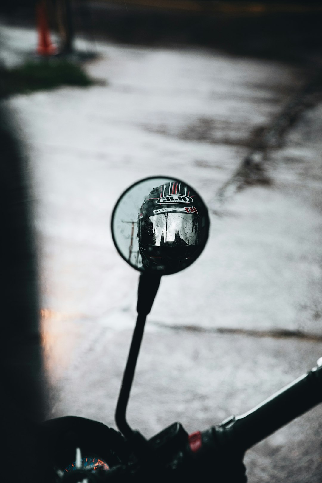 black magnifying glass on gray concrete wall