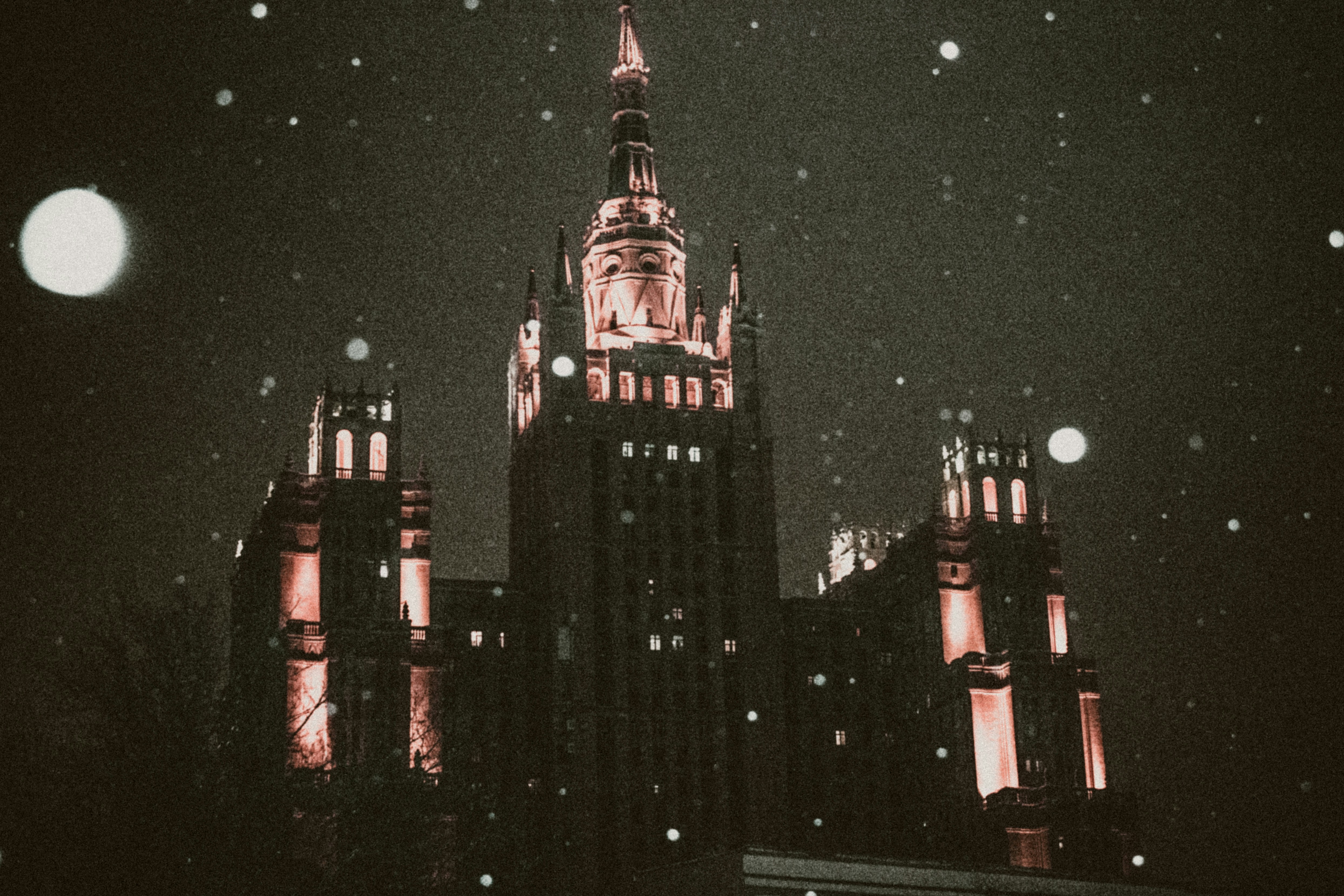 bâtiment rouge et noir pendant la nuit