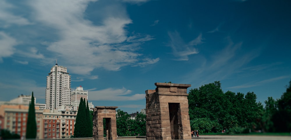 Braunes Betongebäude unter blauem Himmel tagsüber