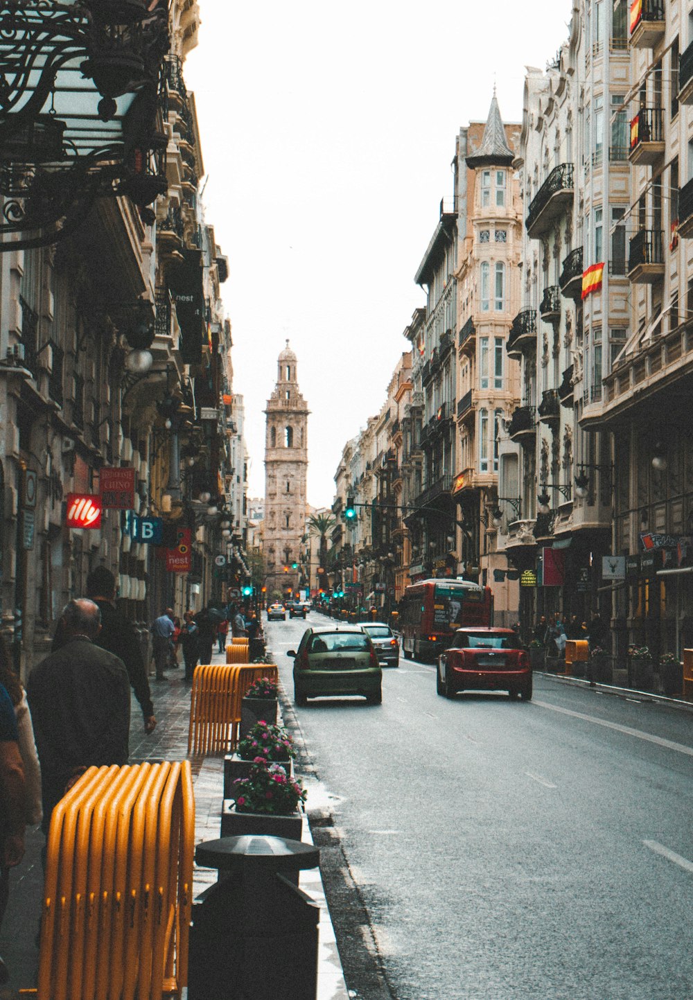 Coches aparcados en la calle entre edificios durante el día