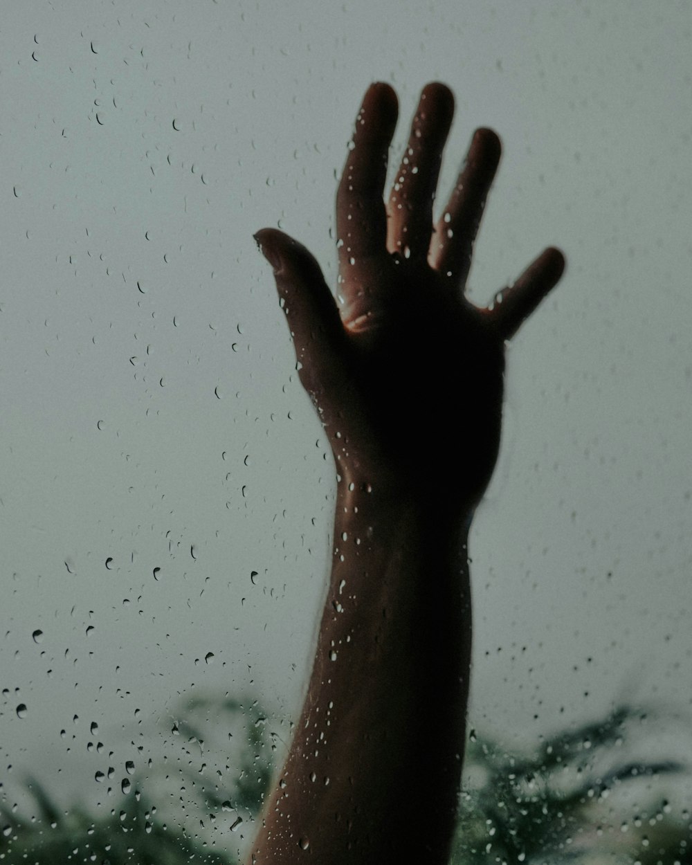 Personen linke Hand auf dem Wasser