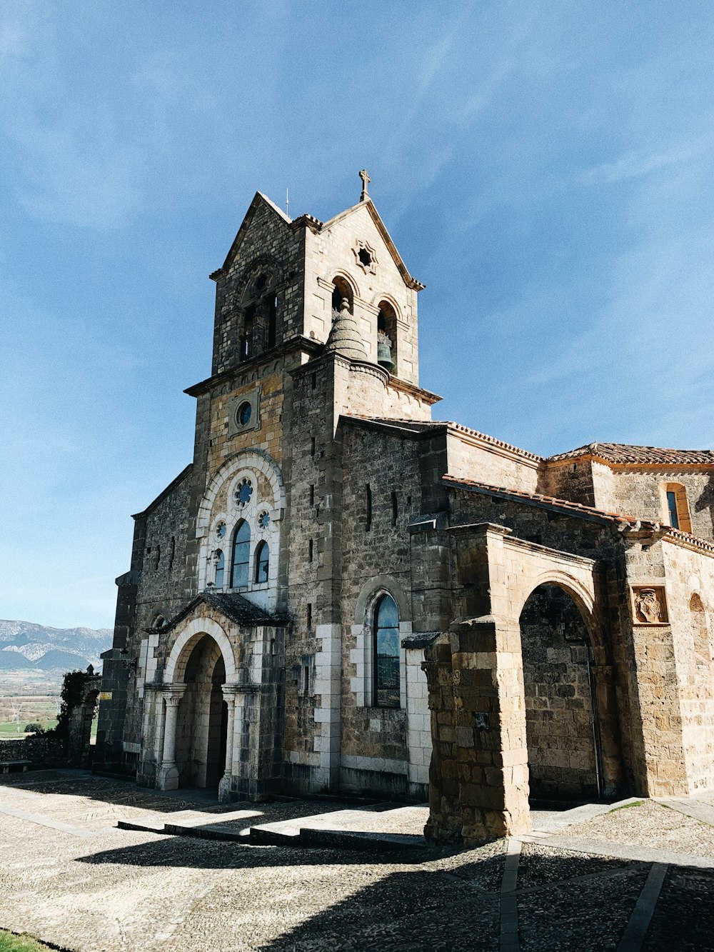 Chiesa in cemento marrone sotto il cielo blu durante il giorno