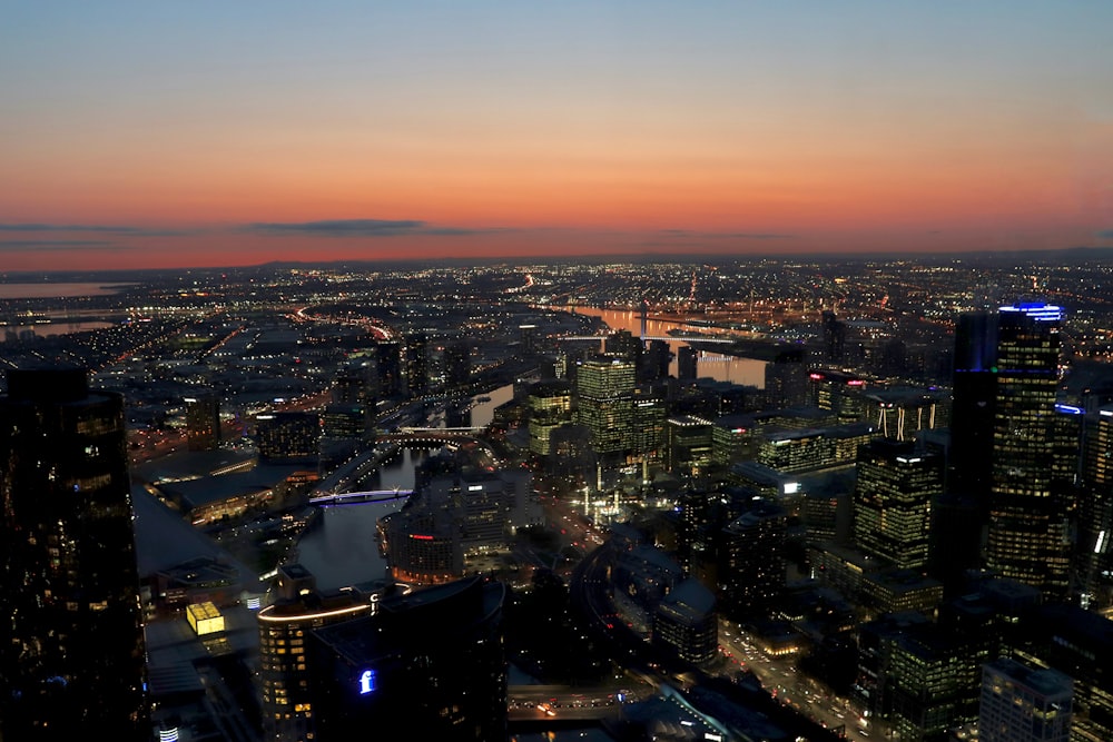 Vista aérea de la ciudad durante la puesta del sol