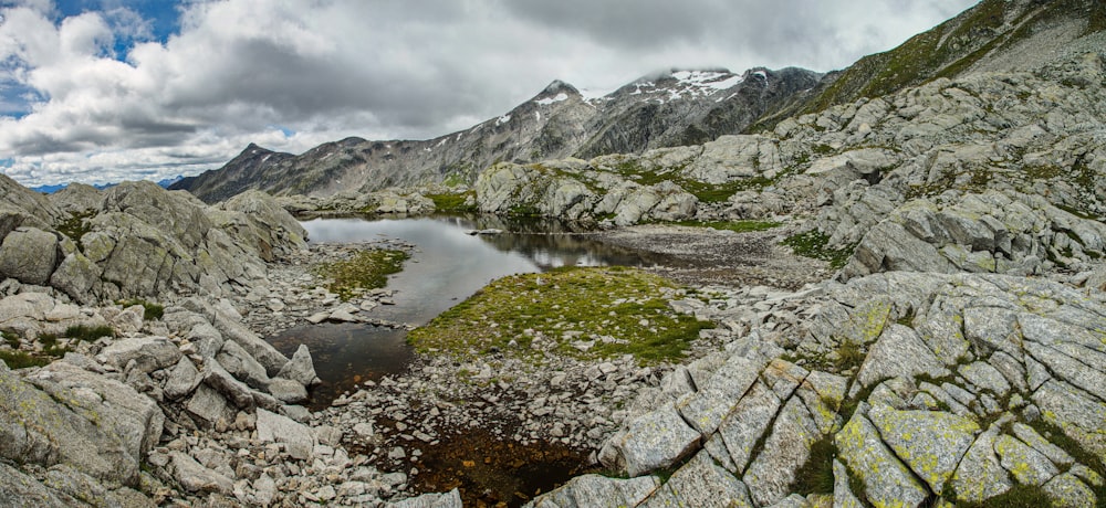 lago in mezzo alle montagne